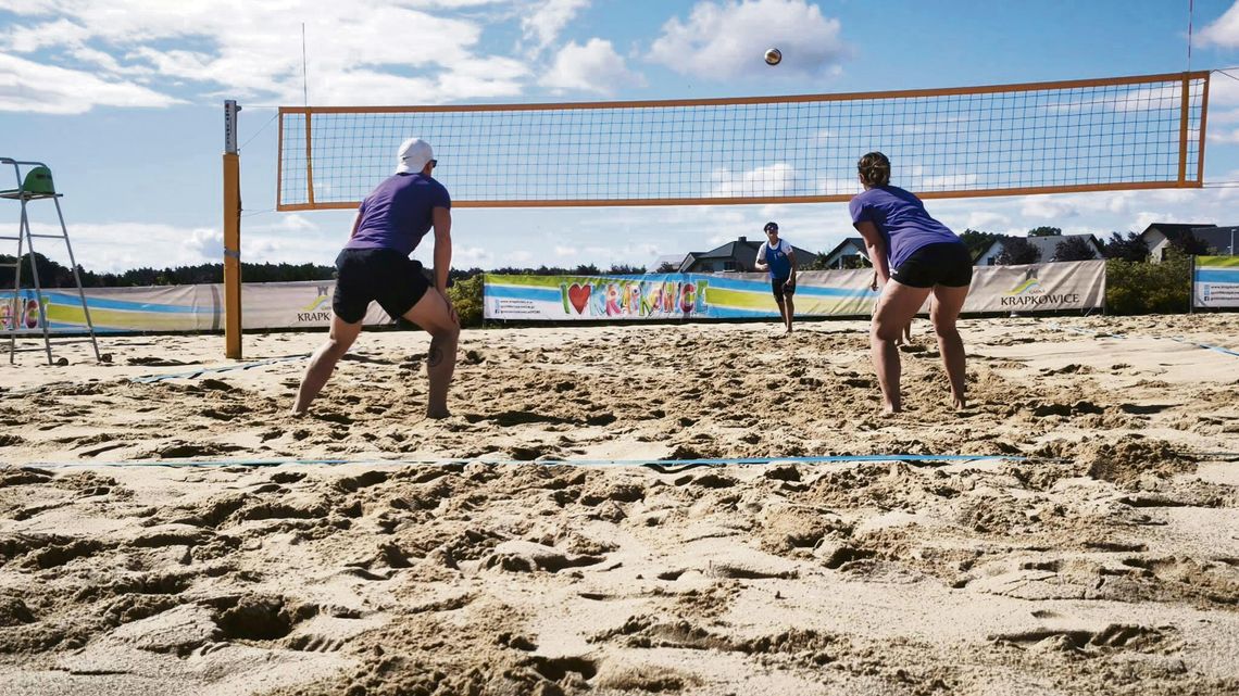 Siatkówka plażowa, treningi i pierwsza pomoc. „Aktywny Orlik” znów przyciągnął mieszkańców Uczestnicy grający w siatkówkę plażową podczas wydarzenia „Aktywny Orlik” przy ul. Wrzosów, obok stanowisk edukacyjnych dotyczących pierwszej pomocy i zdrowego odżywiania.