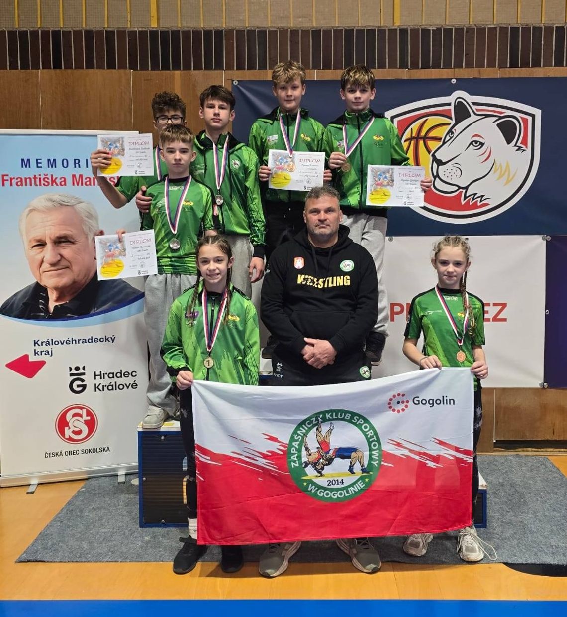 Zapaśnicy ZKS Gogolin po ceremonii medalowej w Hradcu Králové
