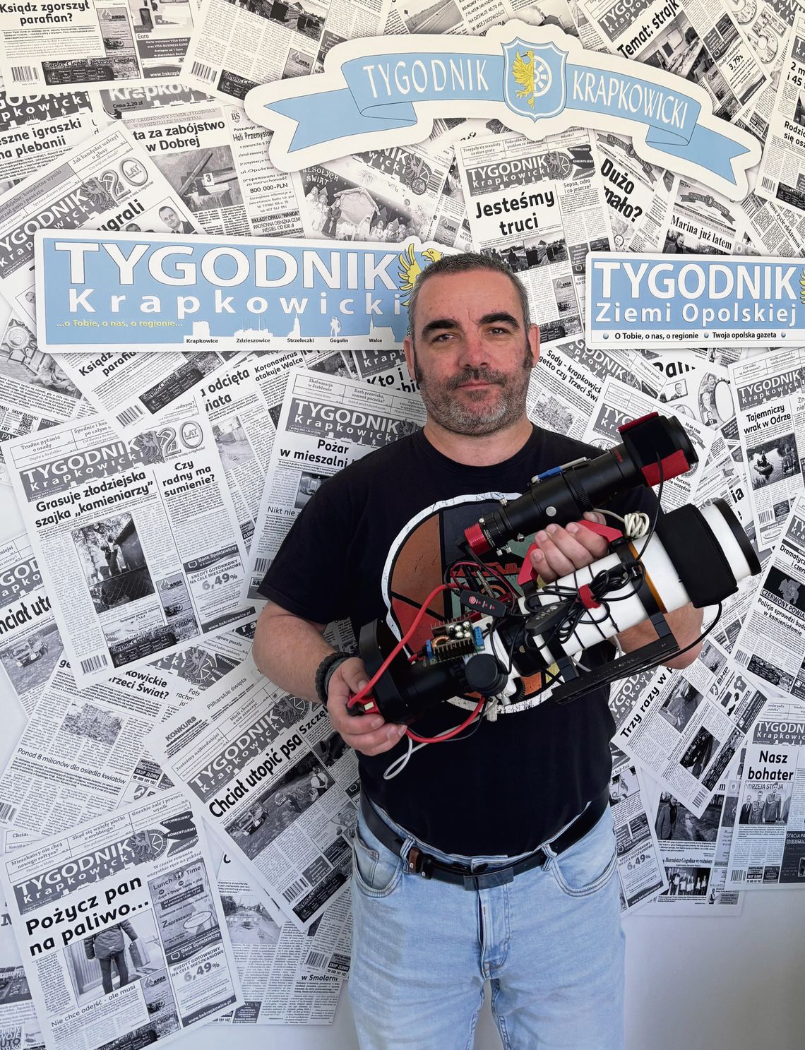 Sięga obiektywem miliard lat świetlnych w głąb kosmosu. Szymon Brekier opowiada o swojej pasji Astrofotograf Szymon Brekier fotografuje nocne niebo teleskopem w Żużeli