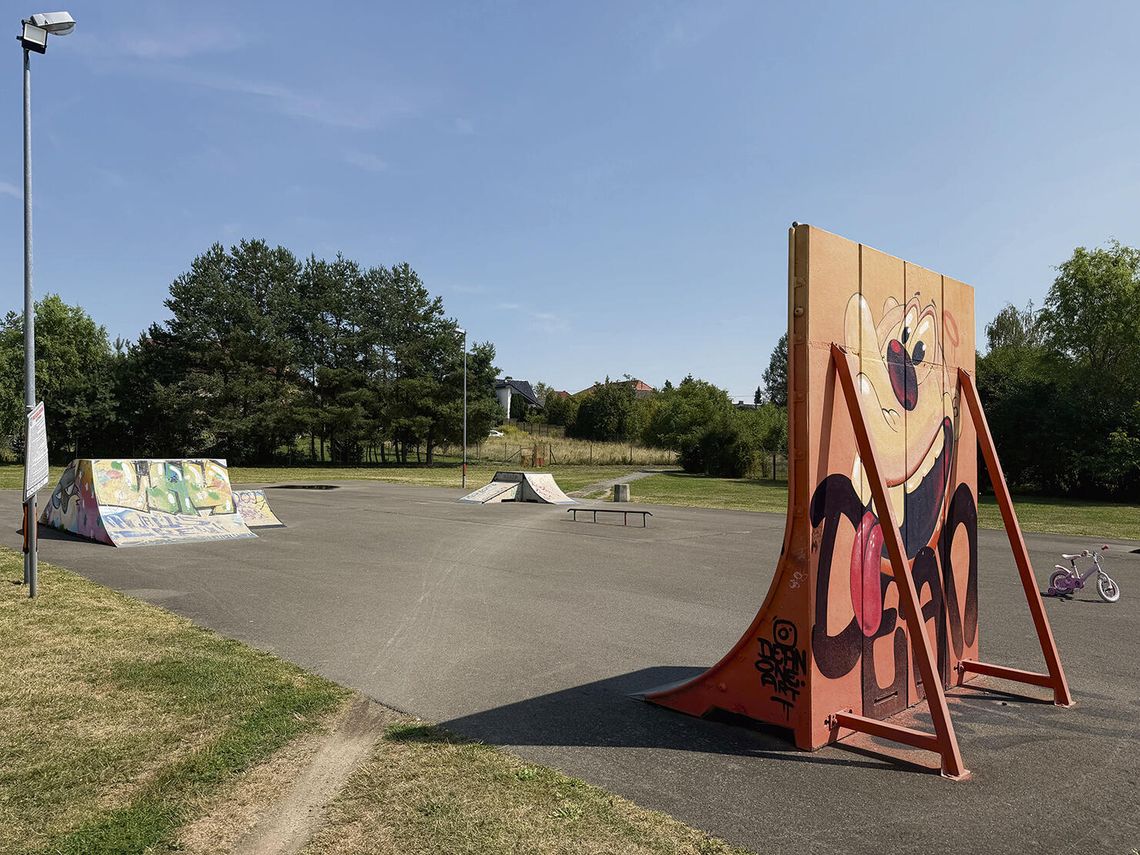 Skatepark na Placu Eichendorffa tonie w śmieciach. Mieszkańcy proszą o częstsze kontrole „Skatepark na Placu Eichendorffa w Otmęcie — widoczne rampy i zaśmiecony teren wokół obiektu.”