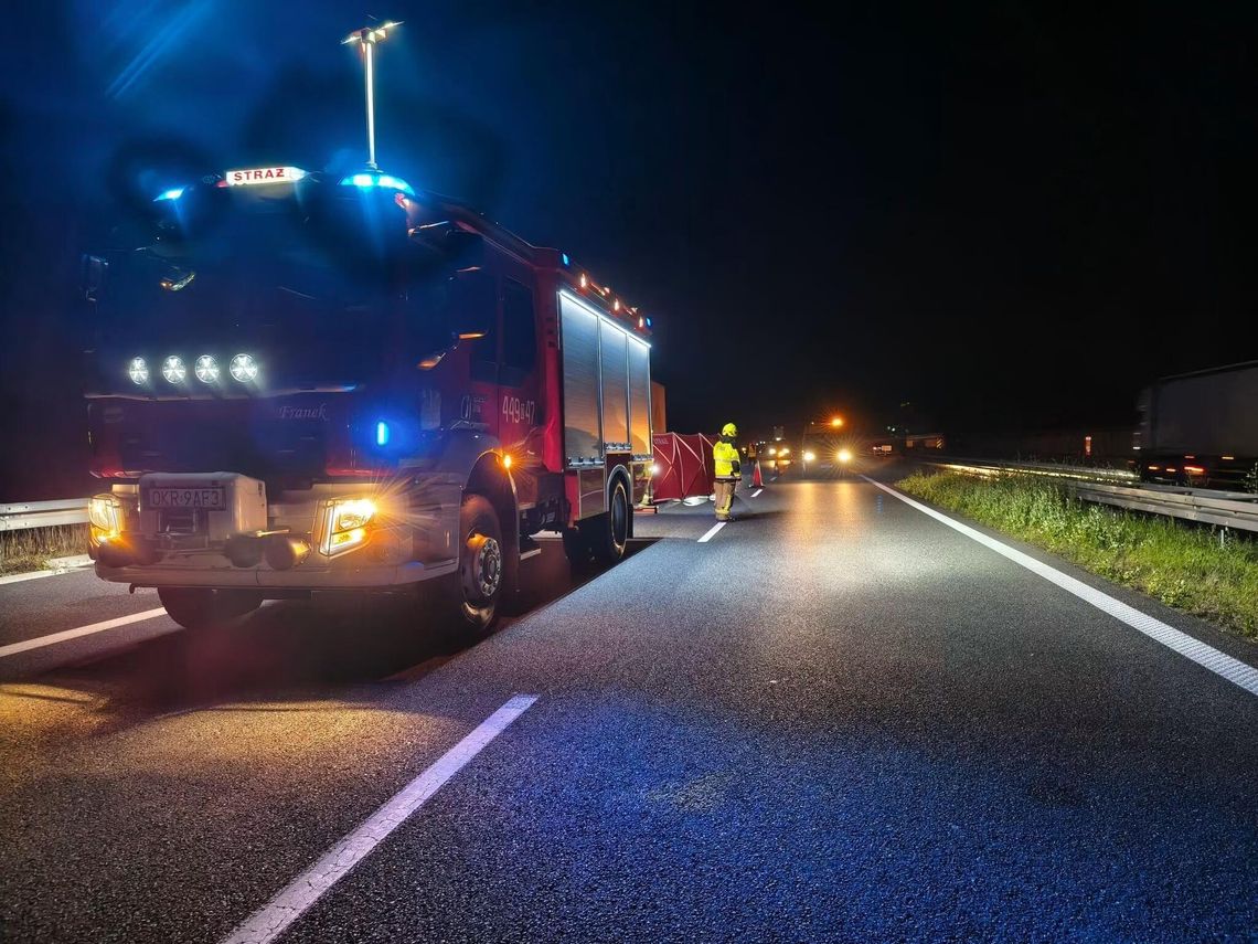 Służby ratunkowe podczas działań po śmiertelnym potrąceniu na autostradzie A4 w pobliżu węzła Gogolin.