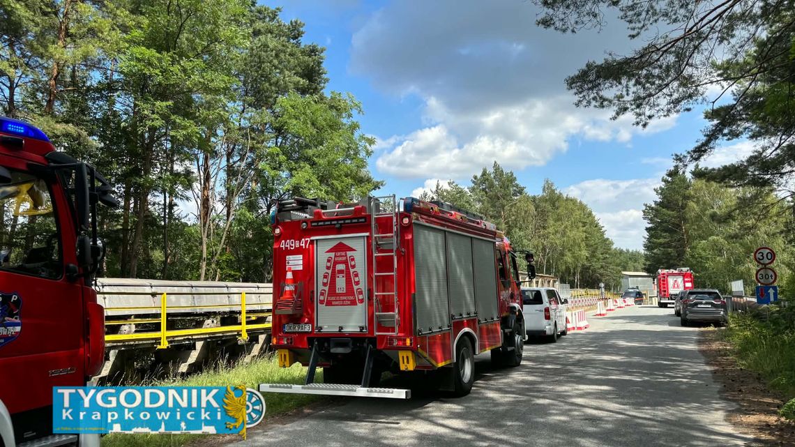 Służby ratunkowe pracują przy torach kolejowych na odcinku Górażdże–Przywory po śmiertelnym potrąceniu przez pociąg.