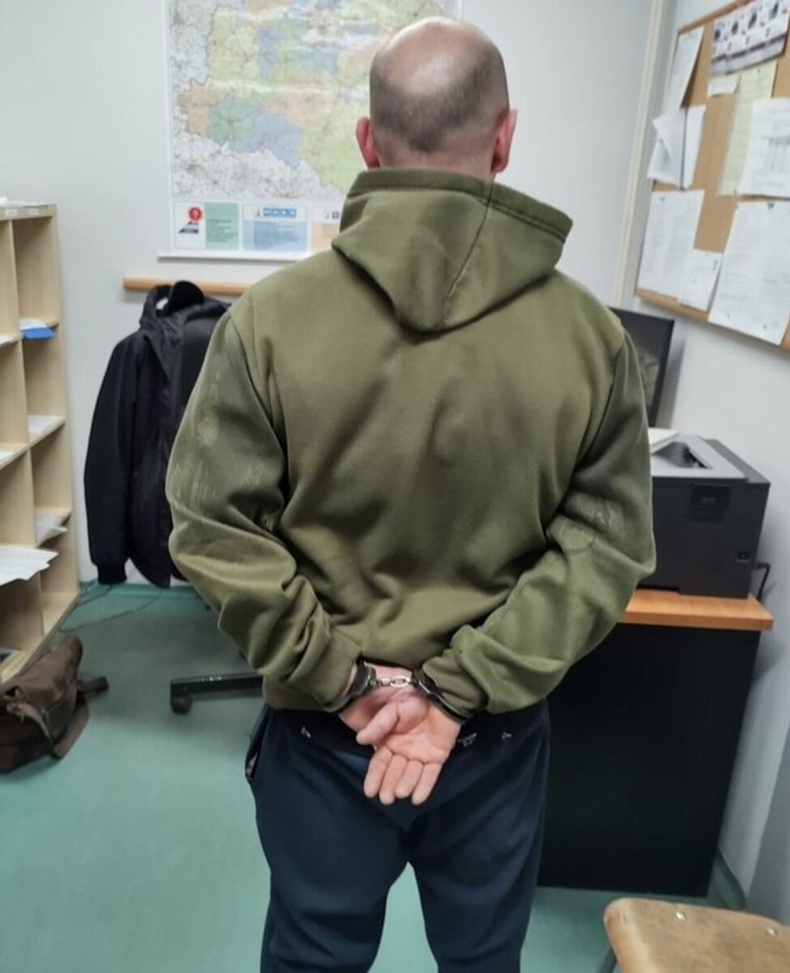 Policjanci z Krapkowic zatrzymują dwóch poszukiwanych mężczyzn – oszusta i recydywistę z Opola