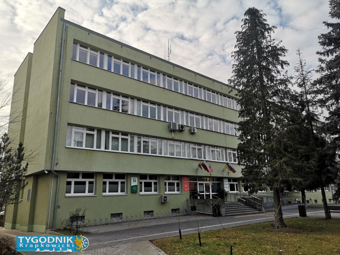 Sesja rady powiatu krapkowickiego podczas dyskusji nad protokołem RIO