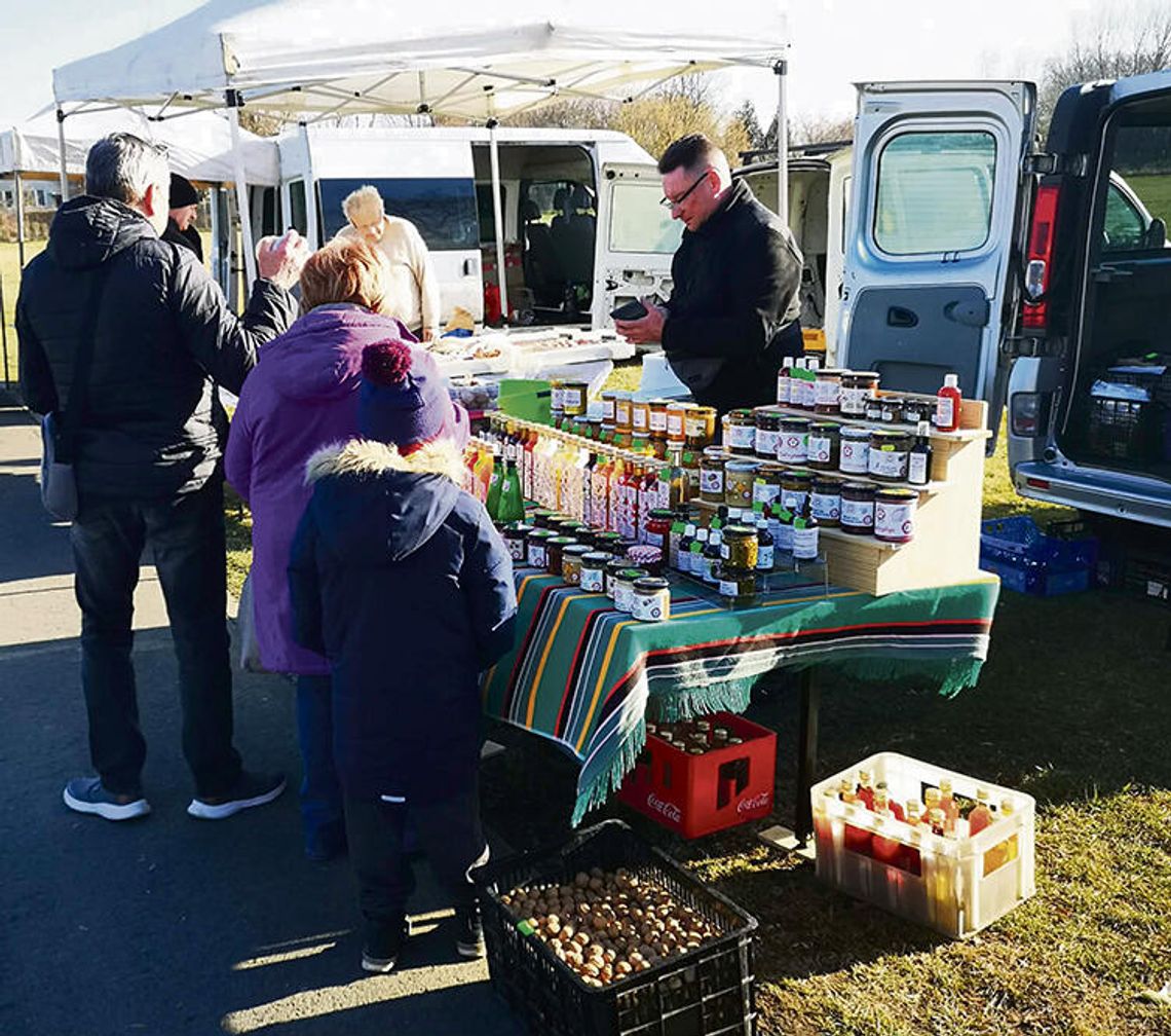 Stoiska z regionalnymi produktami na Placu Eichendorffa w Krapkowicach podczas wydarzenia „Straganik”