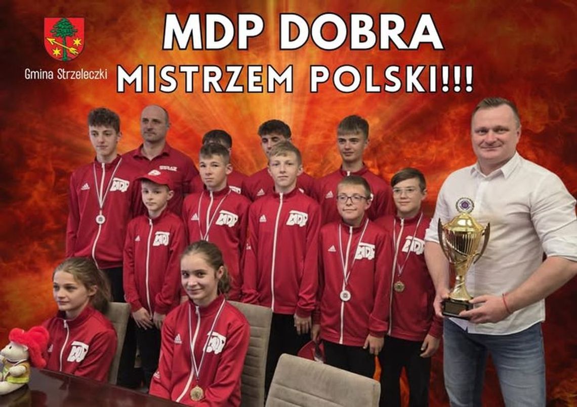 Młodzieżowa Drużyna Pożarnicza z Dobrej świętująca z burmistrzem Markiem Pietuszką zdobycie mistrzostwa Polski podczas eliminacji CTIF w Stężycy