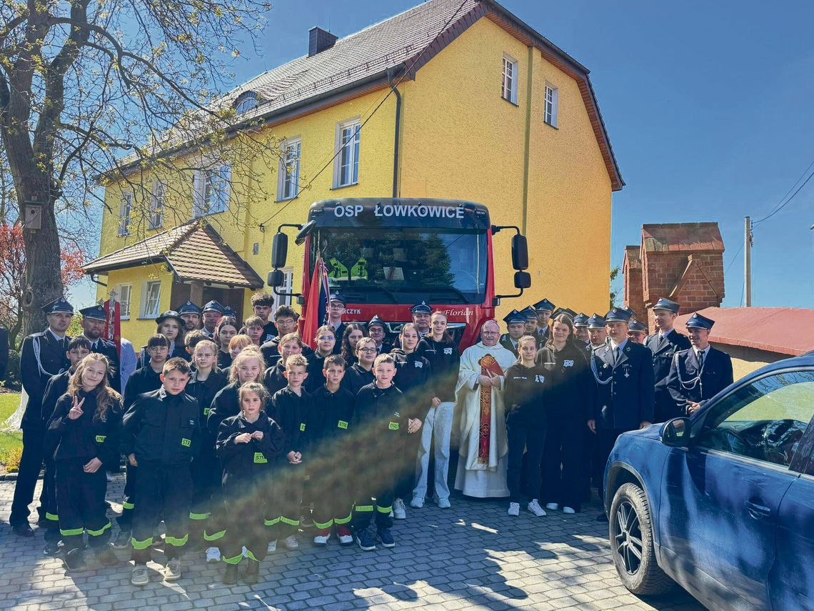 Strażacy z Łowkowic i Ściborowic modlili się w Komornikach. Uroczysta msza z okazji św. Floriana Strażacy OSP uczestniczący w uroczystej mszy świętej w kościele w Komornikach
