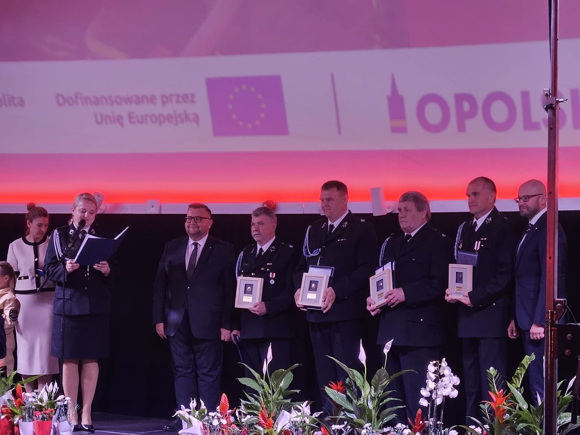 Strażacy z powiatu krapkowickiego wyróżnieni podczas gali OSP na Opolszczyźnie Strażacy OSP z regionu opolskiego podczas gali wręczenia wyróżnień i odznaczeń dla druhów