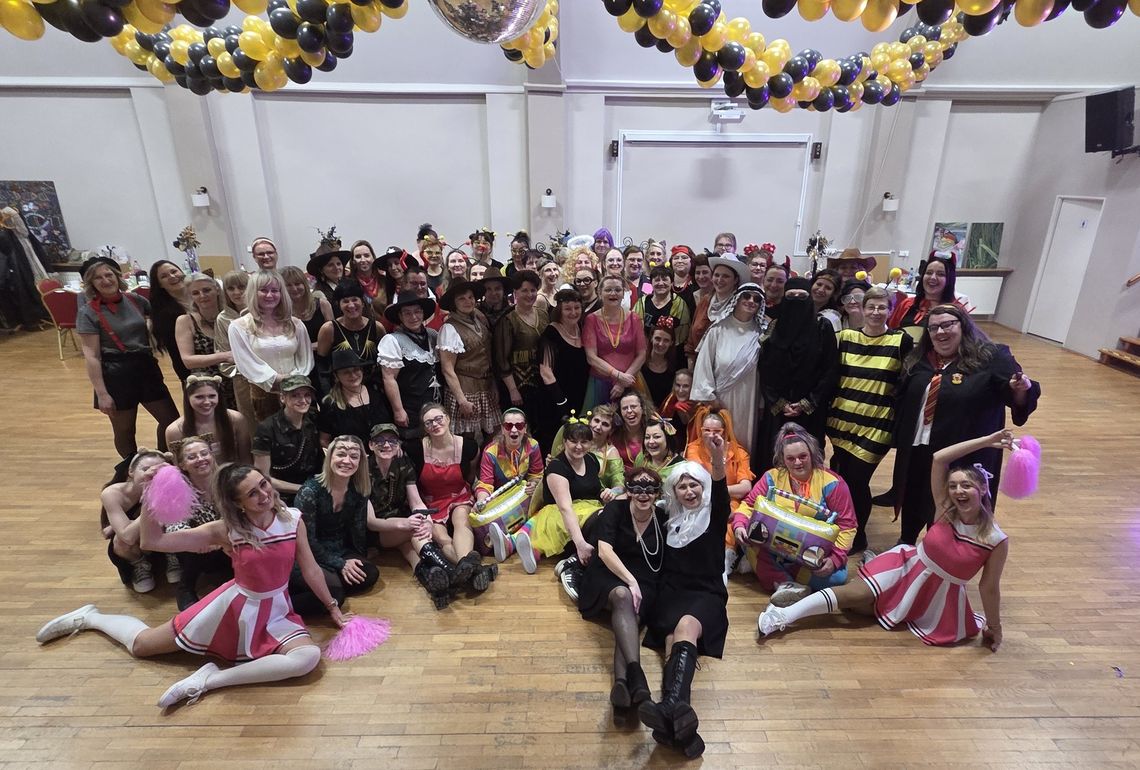 Uczestniczki Babskiego Combra w Strzeleczkach w barwnych przebraniach podczas tańca i zabaw w Domu Kultury.