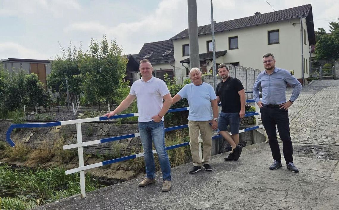 Strzeleczki modernizują trzy mosty nad Białą! Rusza inwestycja za ponad 650 tys. zł Mosty nad rzeką Biała w Strzeleczkach przeznaczone do modernizacji w ramach inwestycji gminnej