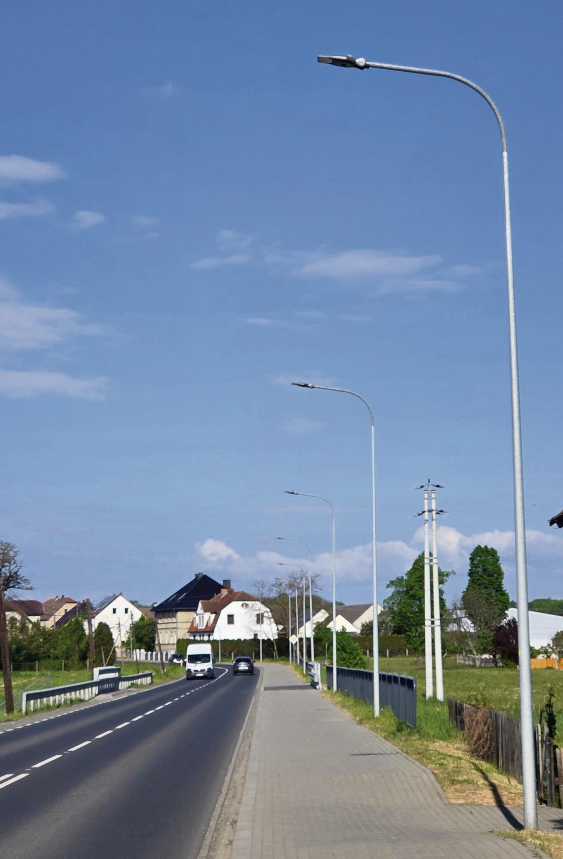 Strzeleczki rozbłysły nowym światłem! Ponad 1,6 mln zł na LED-y i ogromne oszczędności Nowoczesne lampy LED oświetlające ulicę w gminie Strzeleczki po zakończonej modernizacji
