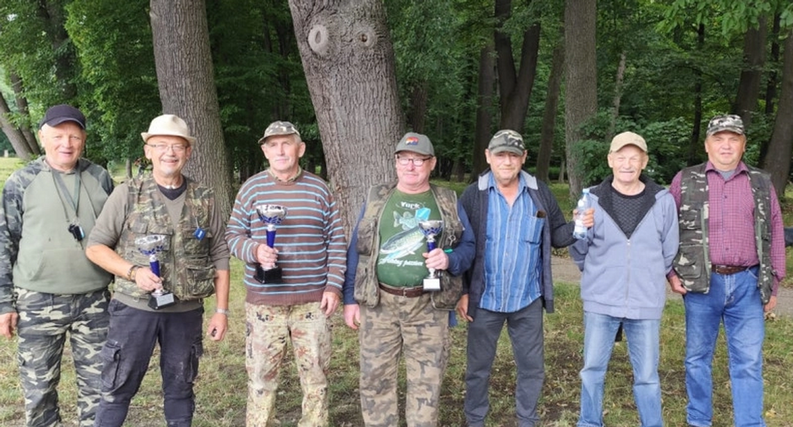 Strzeleczki: seniorzy na podium zawodów wędkarskich PZW