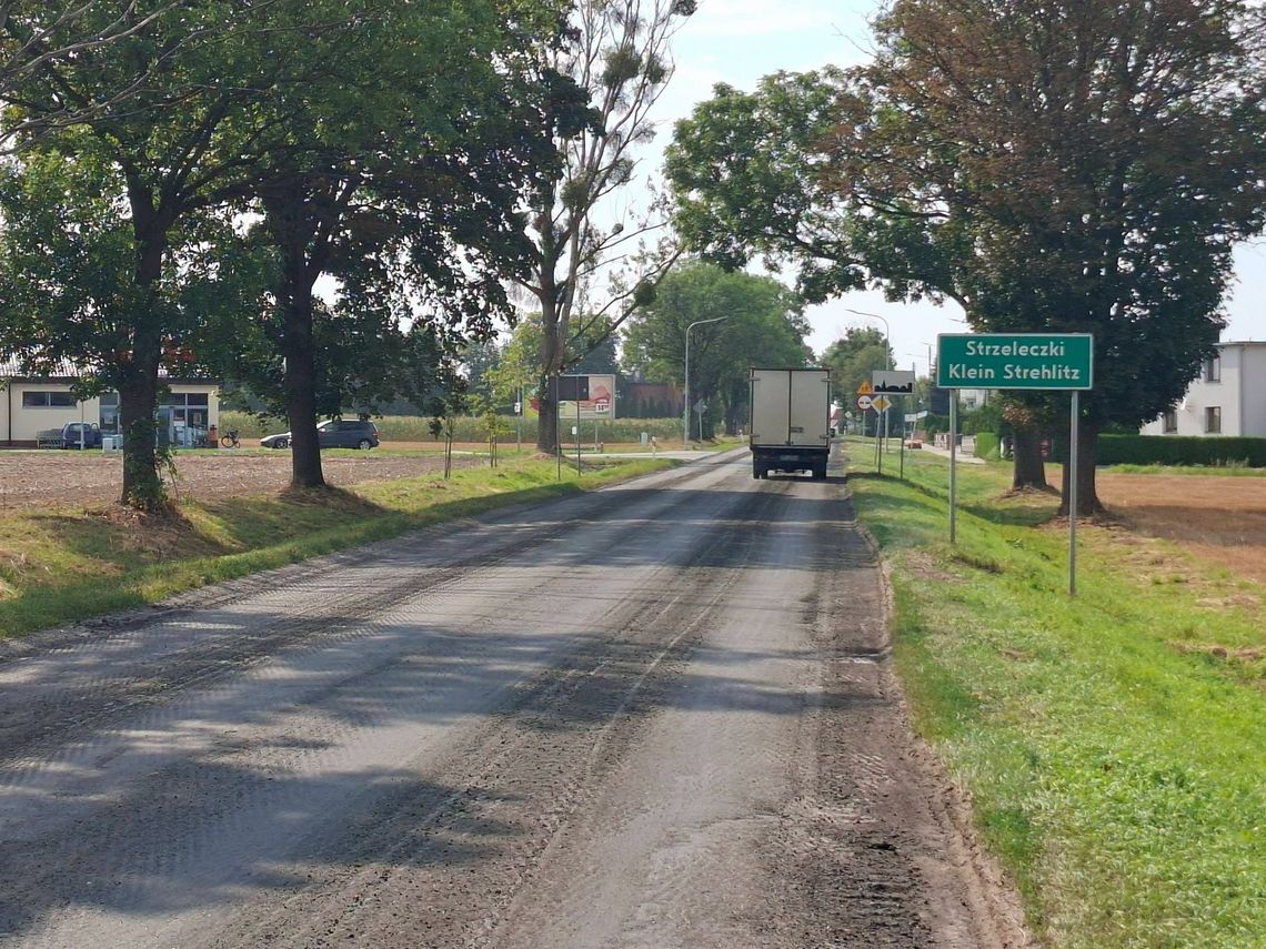 Strzeleczki: startuje remont drogi wojewódzkiej nr 409. Na razie są utrudnienia, ale będzie bezpieczniej Droga wojewódzka nr 409 w Strzeleczkach przed rozpoczęciem remontu nawierzchni wartego 1,6 mln zł.