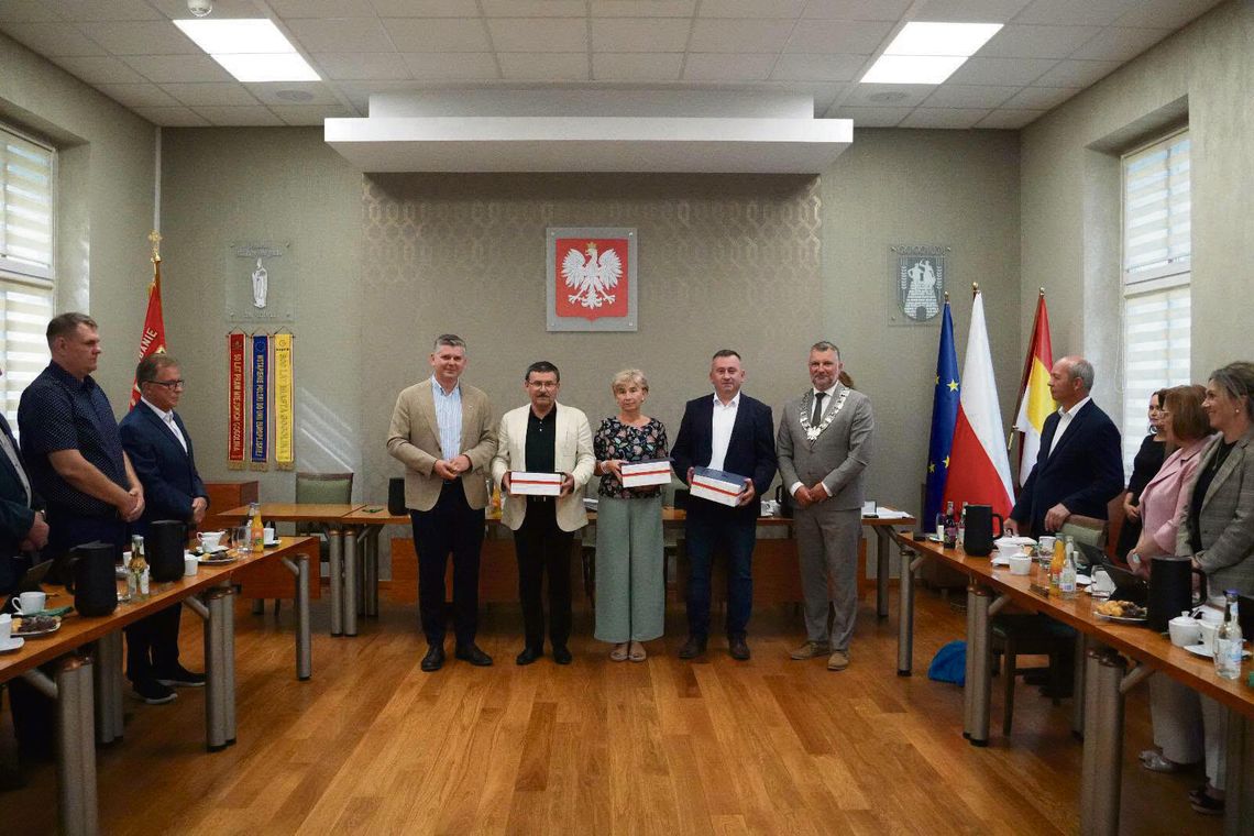 Sukcesy sołectw gminy Gogolin. Kamień Śląski wygrał wojewódzki konkurs, są też kolejne wyróżnienia Przedstawiciele sołectw gminy Gogolin wyróżnionych w konkursach wojewódzkich