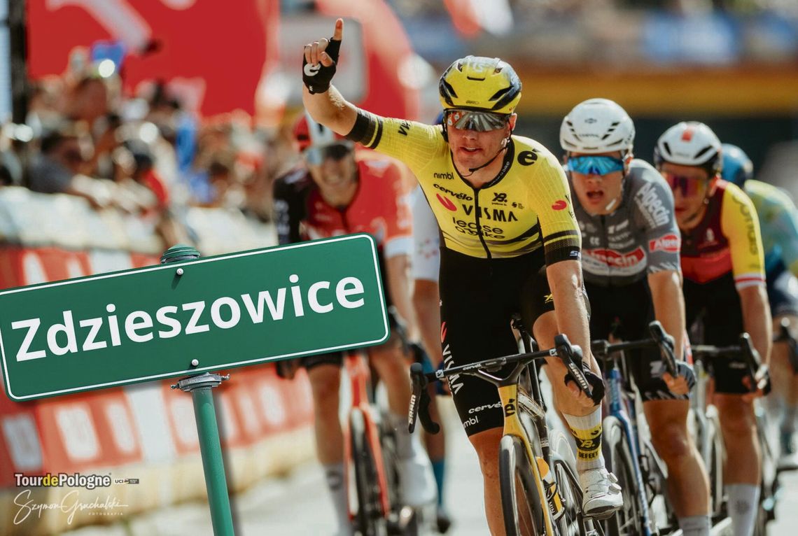 Peleton zawodowych kolarzy przejeżdżający przez miejscowość na trasie wyścigu