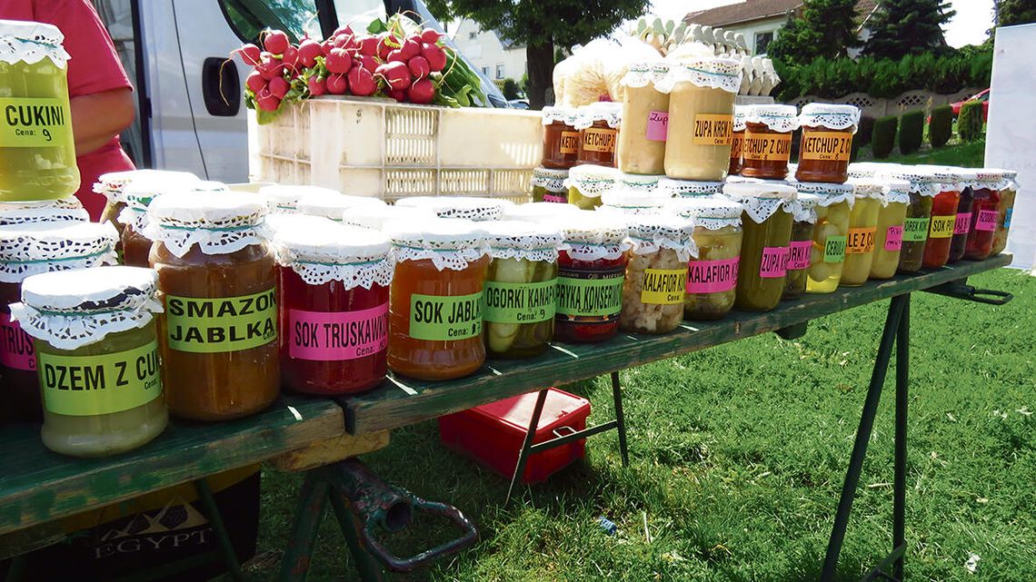 Swojskie wyroby wracają na Plac Eichendorffa! „Straganik” ponownie kusi zapachami i regionalnymi smakami Stoiska z regionalnymi produktami podczas wydarzenia „Straganik” na Placu Eichendorffa w Krapkowicach