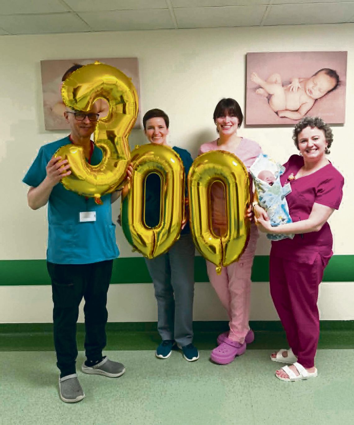 Symboliczna liczba w Krapkowickim Centrum Zdrowia! Od początku roku odebrano już ponad 300 porodów Położna Sabina Kostka trzymająca noworodka Adama Kostkę w Krapkowickim Centrum Zdrowia.
