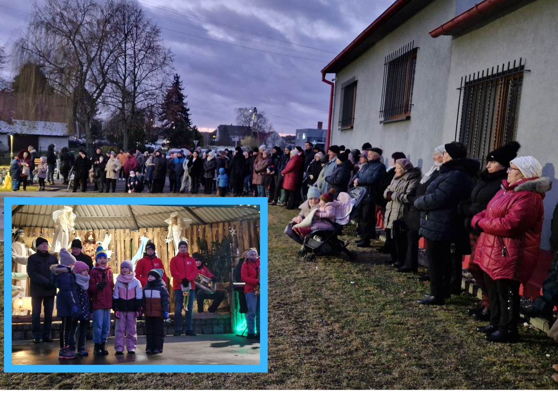 Na zdjęciu Mieszkańcy Walec wspólnie kolędują przy szopce na Kadubku przy akompaniamencie orkiestry dętej