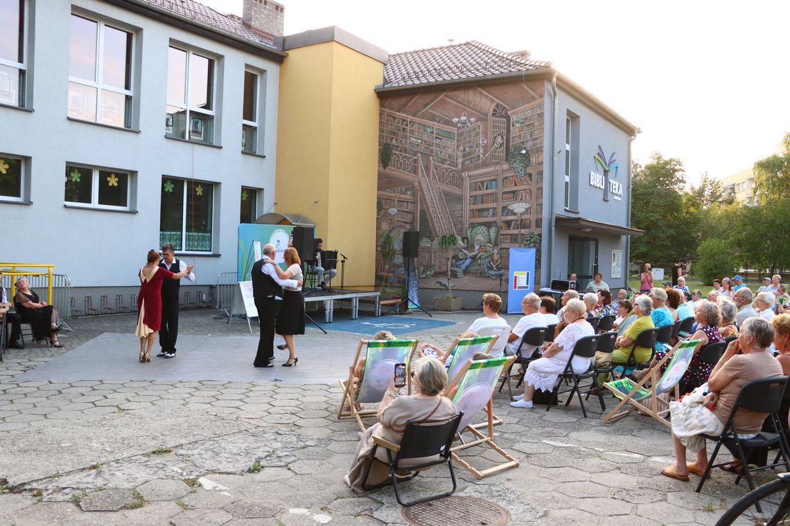 Tango pod biblioteką zachwyciło mieszkańców. Krapkowice odkrywają nową przestrzeń dla kultury Plenerowy koncert „Kultura w promieniach lata” na skwerze przy bibliotece w Krapkowicach z muzykami, tancerzami tanga i publicznością.