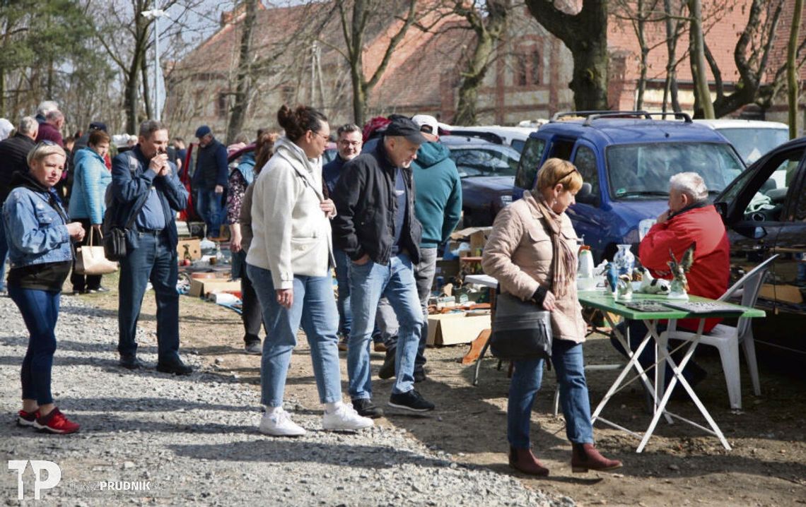 Tłumy na Giełdzie Staroci w Pałacu Rozkochów Tłumy na Giełdzie Staroci w Pałacu Rozkochów