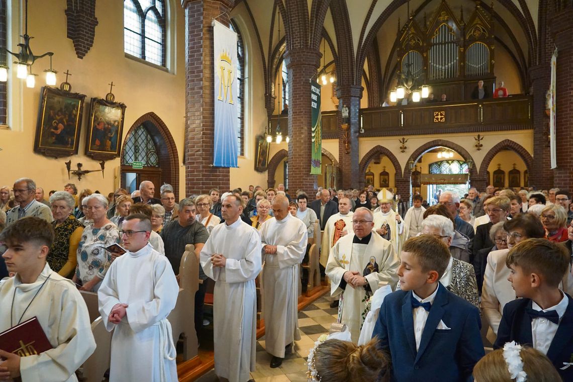 Wierni zgromadzeni w kościele w Komornikach podczas uroczystości ku czci św. Rity z udziałem biskupa Waldemara Musioła