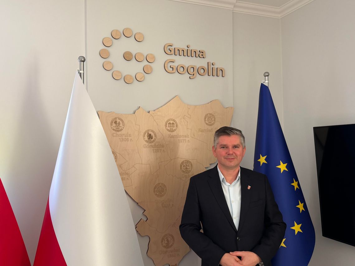 Burmistrz Gogolina Krzysztof Reinert podczas rozmowy o inwestycjach i planach rozwoju gminy