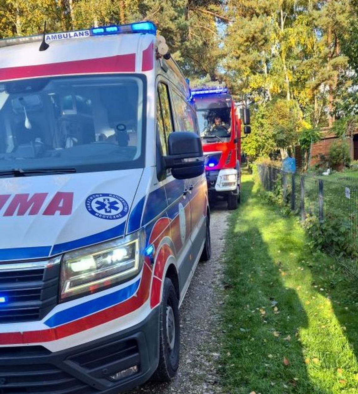Na zdjęciu Policja i służby ratunkowe na terenie ogródków działkowych „Kaczorownia” w Zdzieszowicach po zgłoszeniu śmierci 47-latka