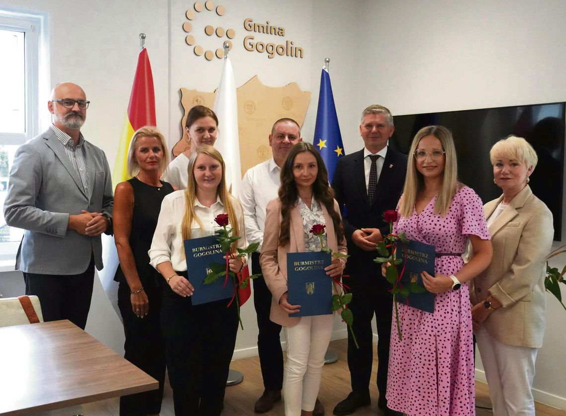 Trzy nauczycielki z gminy Gogolin otrzymały awans zawodowy. Burmistrz pogratulował podczas uroczystości Nauczycielki z gminy Gogolin odbierają akty nadania stopnia nauczyciela mianowanego w Urzędzie Miejskim.