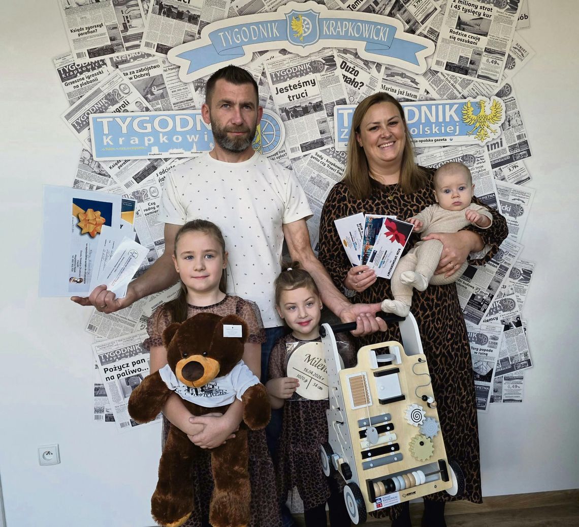 Trzy siostry, trzy tytuły! Milena z Gwoździc dołączyła do grona Dzidziusiów Miesiąca Pięciomiesięczna Milena Urbańska z rodzicami Karoliną i Robertem oraz starszymi siostrami podczas odbioru nagród w redakcji „Tygodnika Krapkowickiego”.