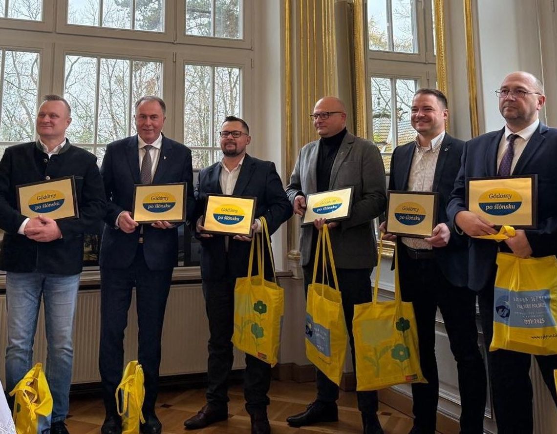 Tu załatwisz sprawy po śląsku – tabliczki „Gŏdōmy po ślōnsku” trafiają do urzędów! Tu załatwisz sprawy po śląsku – tabliczki „Gŏdōmy po ślōnsku” trafiają do urzędów!