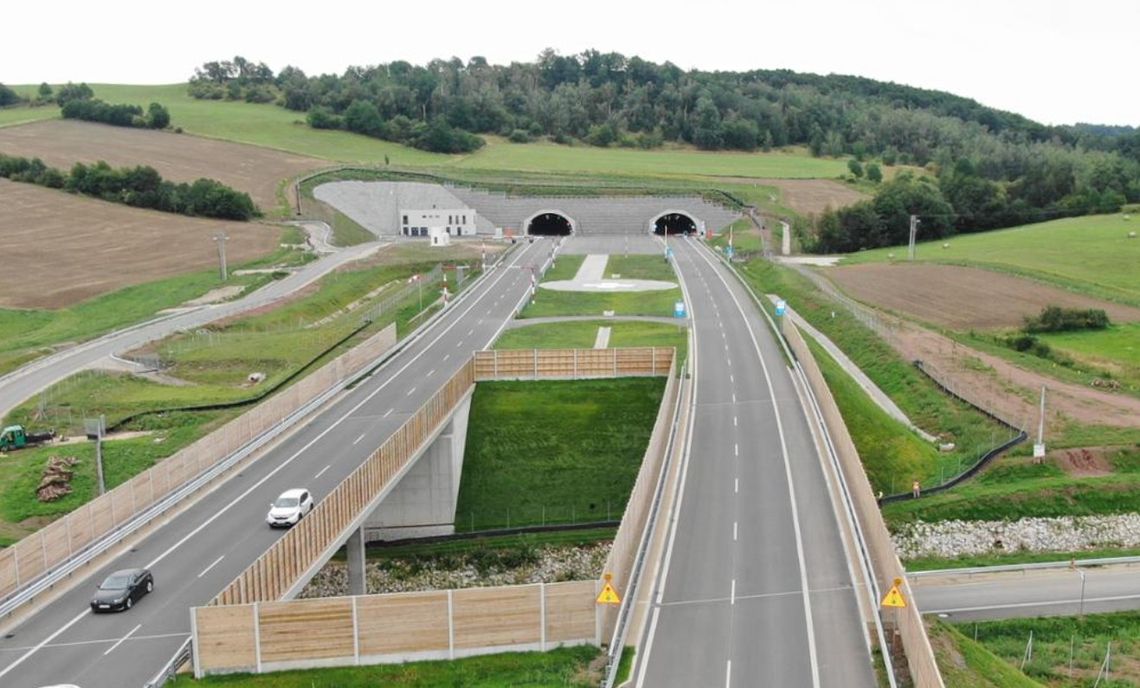Widok autostrady A4 przebiegającej przez Park Krajobrazowy Góra Świętej Anny – zdjęcie poglądowe GDDKiA