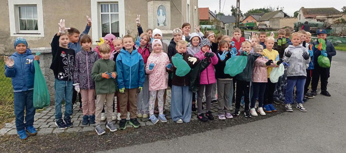 Uczniowie z Komornik sprzątali ulice i tereny zielone. Tak zadbali o swoją okolicę Uczniowie Zespołu Szkolno-Przedszkolnego w Komornikach podczas akcji „Sprzątanie świata” porządkującej okolice szkoły i tereny zielone.