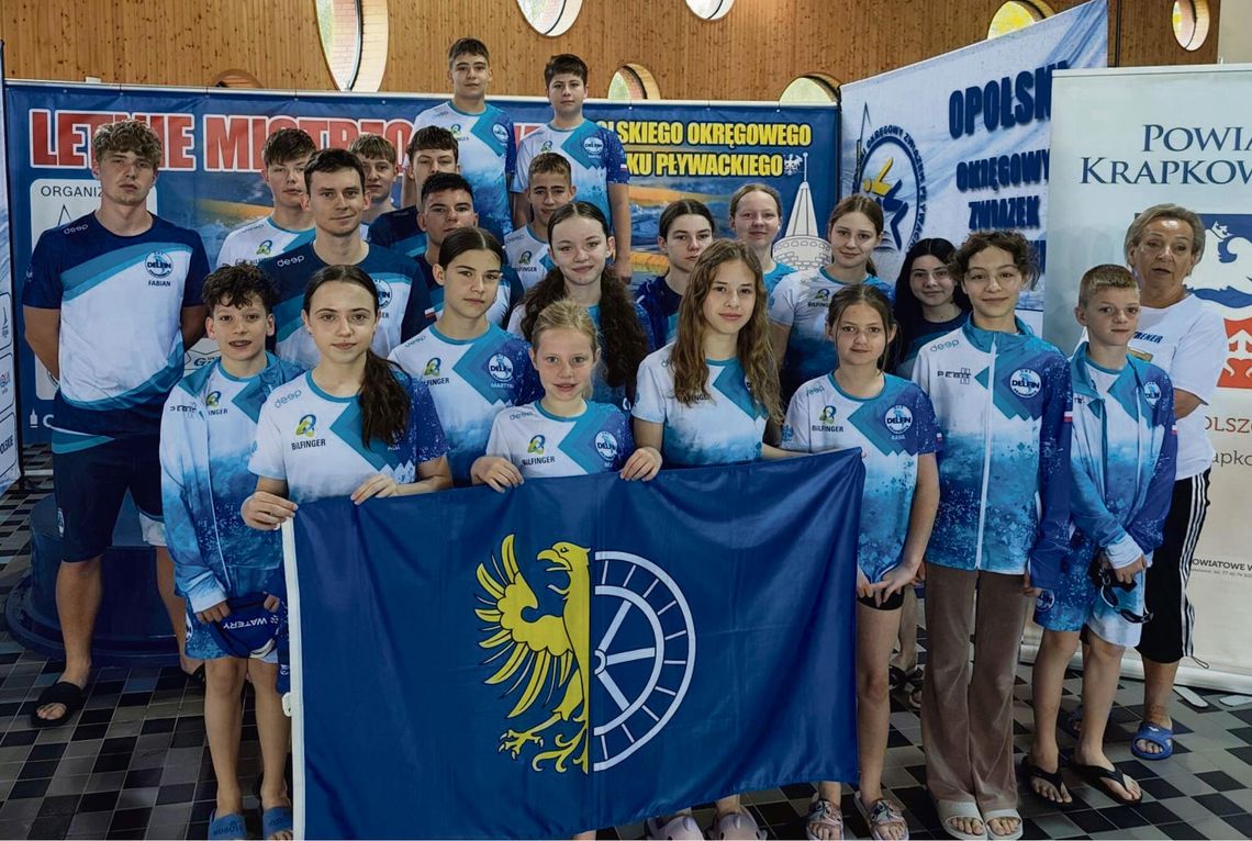 Zawodnicy UKS Delfin Krapkowice podczas Letnich Mistrzostw Okręgu Opolskiego na pływalni Wodna Nuta