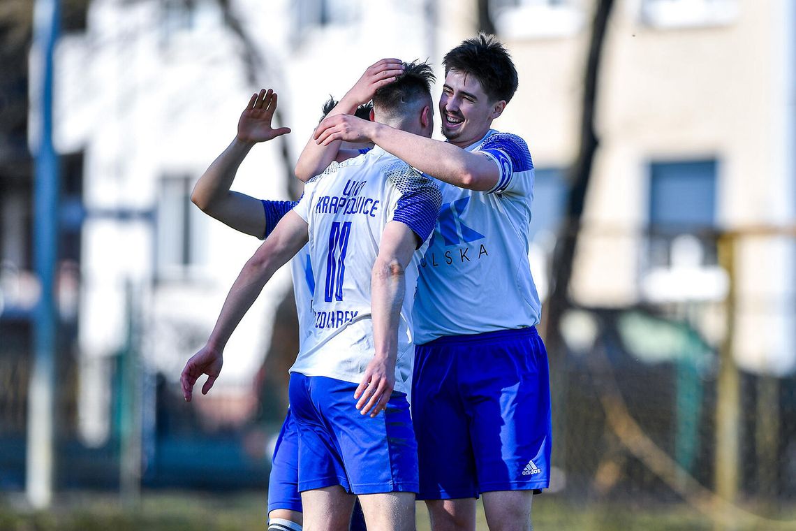 Unia Krapkowice wygrywa 3–0! Derby z Racławiczkami dały długo wyczekiwane przełamanie u siebie Piłkarze Unii Krapkowice świętują zwycięstwo 3–0 nad Racławiczkami podczas derbów BS IV ligi na stadionie w Krapkowicach.