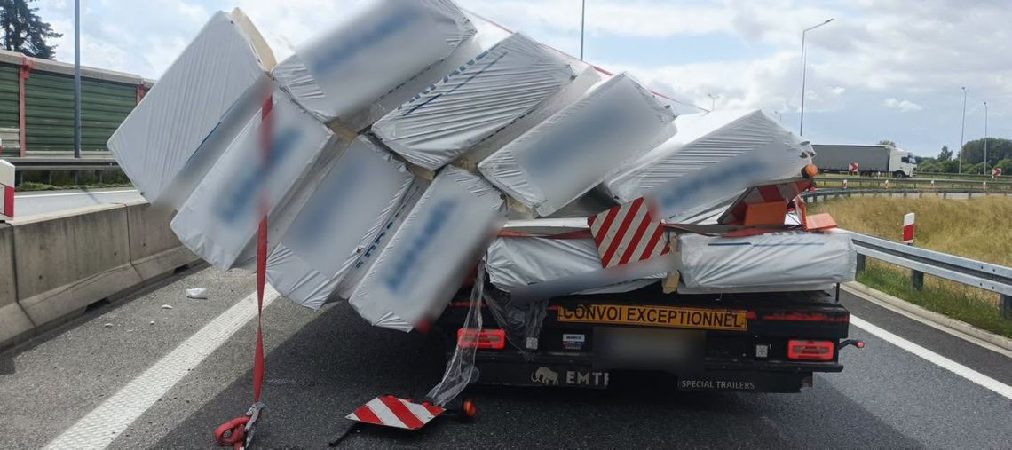Utrudnienia na A4 pod Krapkowicami. Ładunek spadł z ciężarówki, policja apeluje do kierowców o ostrożność Ciężarówka i rozsypany ładunek na autostradzie A4 w rejonie węzła Krapkowice. Na miejscu pracują policjanci i służby zabezpieczające miejsce zdarzenia.