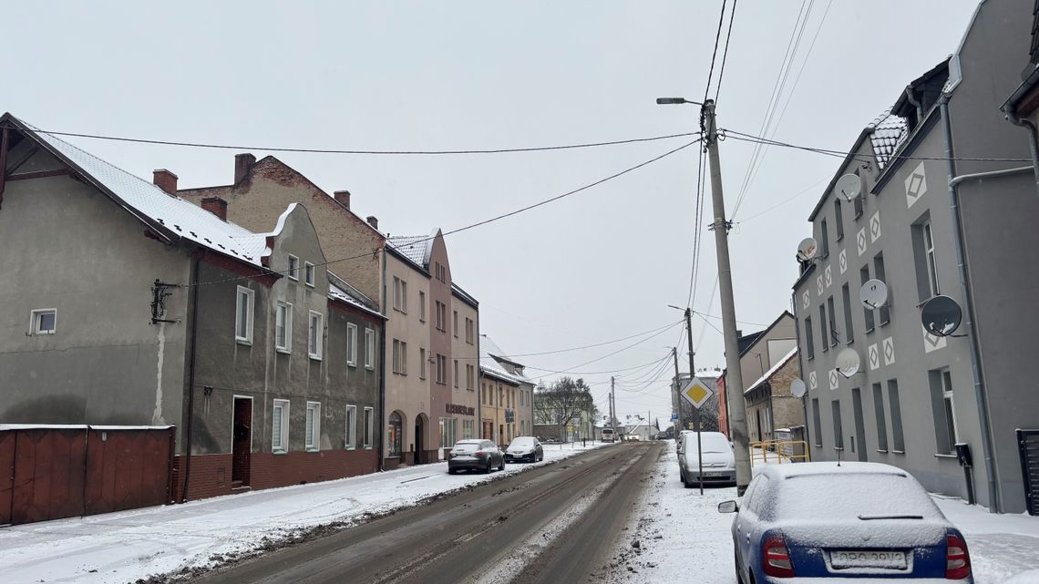 Utrudnienia na drogach po nocnych opadach. IMGW ostrzega przed gołoledzią