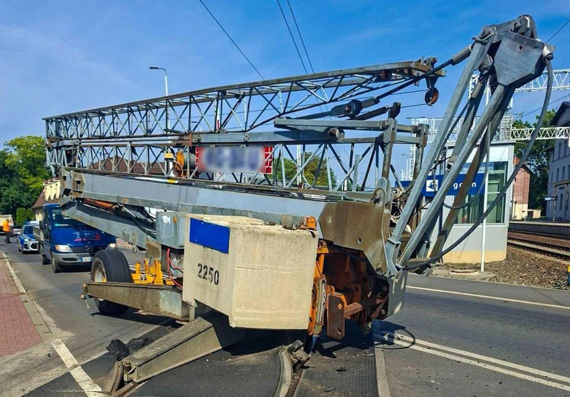 Żuraw utknął na przejeździe kolejowym w Gogolinie. Kierowcy muszą uważać