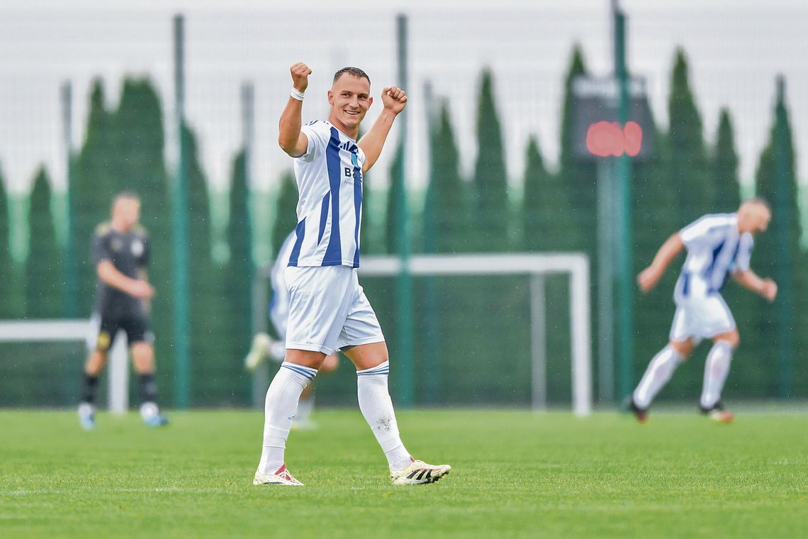 Victoria Żyrowa strzela sześć goli w sparingu! Mocne przygotowania do BS IV ligi Piłkarze Victorii Żyrowa podczas sparingu w ulewie przeciw Racławiczkom