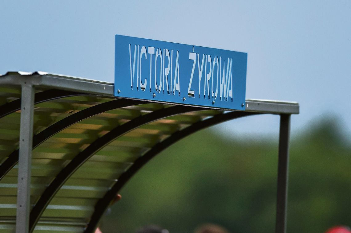 Piłkarze Victorii Żyrowa świętują historyczny awans do BS IV ligi na tle klubowego obiektu.
