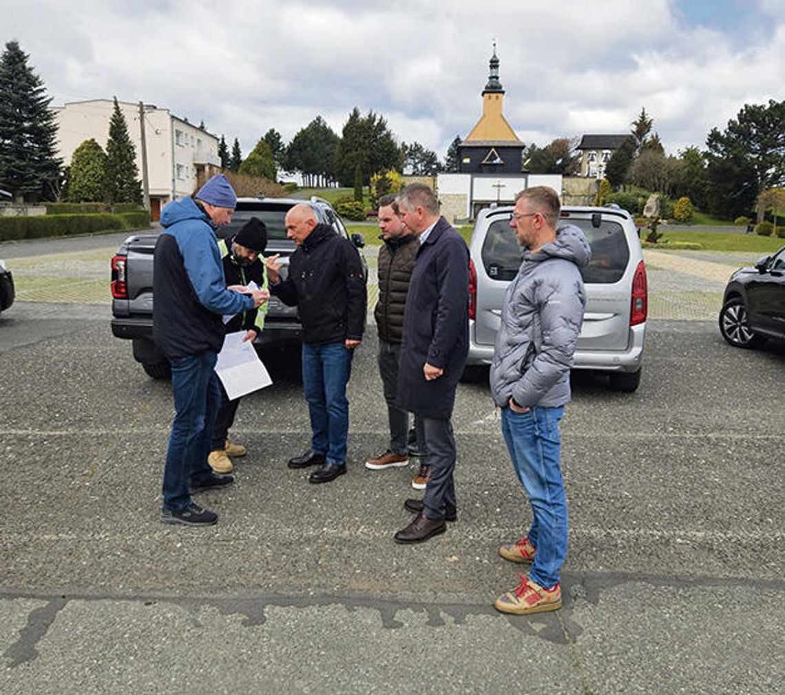 Przebudowa wąskiej ulicy Polnej w Malni – trwające prace drogowe i modernizacja infrastruktury przy kościele