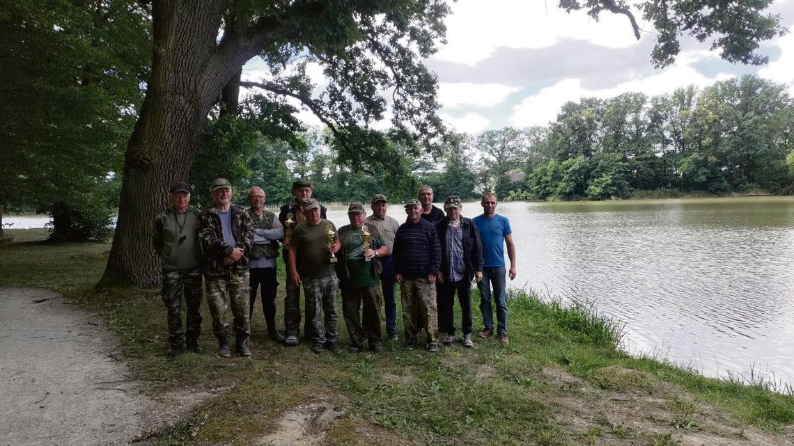 Wędkarskie zawody seniorów 60+ w Mosznej. Manfred Kostka najlepszy w tegorocznej edycji Seniorzy 60+ podczas zawodów wędkarskich w Mosznej, uczestnicy nad brzegiem zbiornika z wędkami