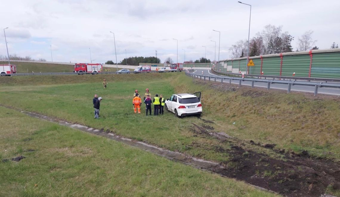 Węzeł Krapkowice na A4  – auto wypadło z drogi