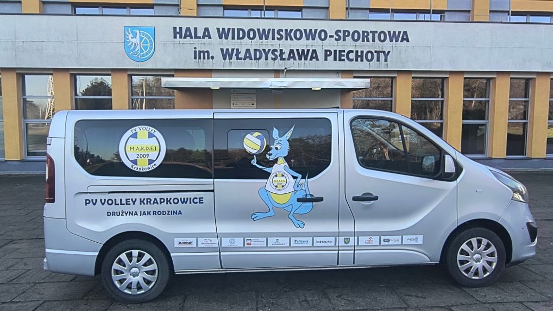Wielka radość w PV Volley Krapkowice! Klub ma własną szatnię i długo wyczekiwanego busa PV Volley Krapkowice przy nowej klubowej szatni i busie w hali sportowej w Otmęcie