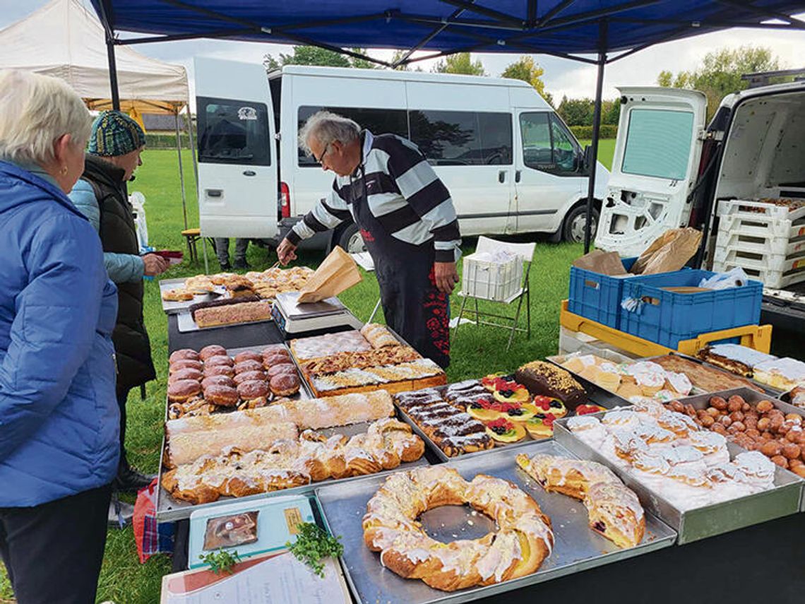 Straganik w Krapkowicach – stoiska z lokalnymi produktami, miody, warzywa i tradycyjne wyroby na Placu Eichendorffa