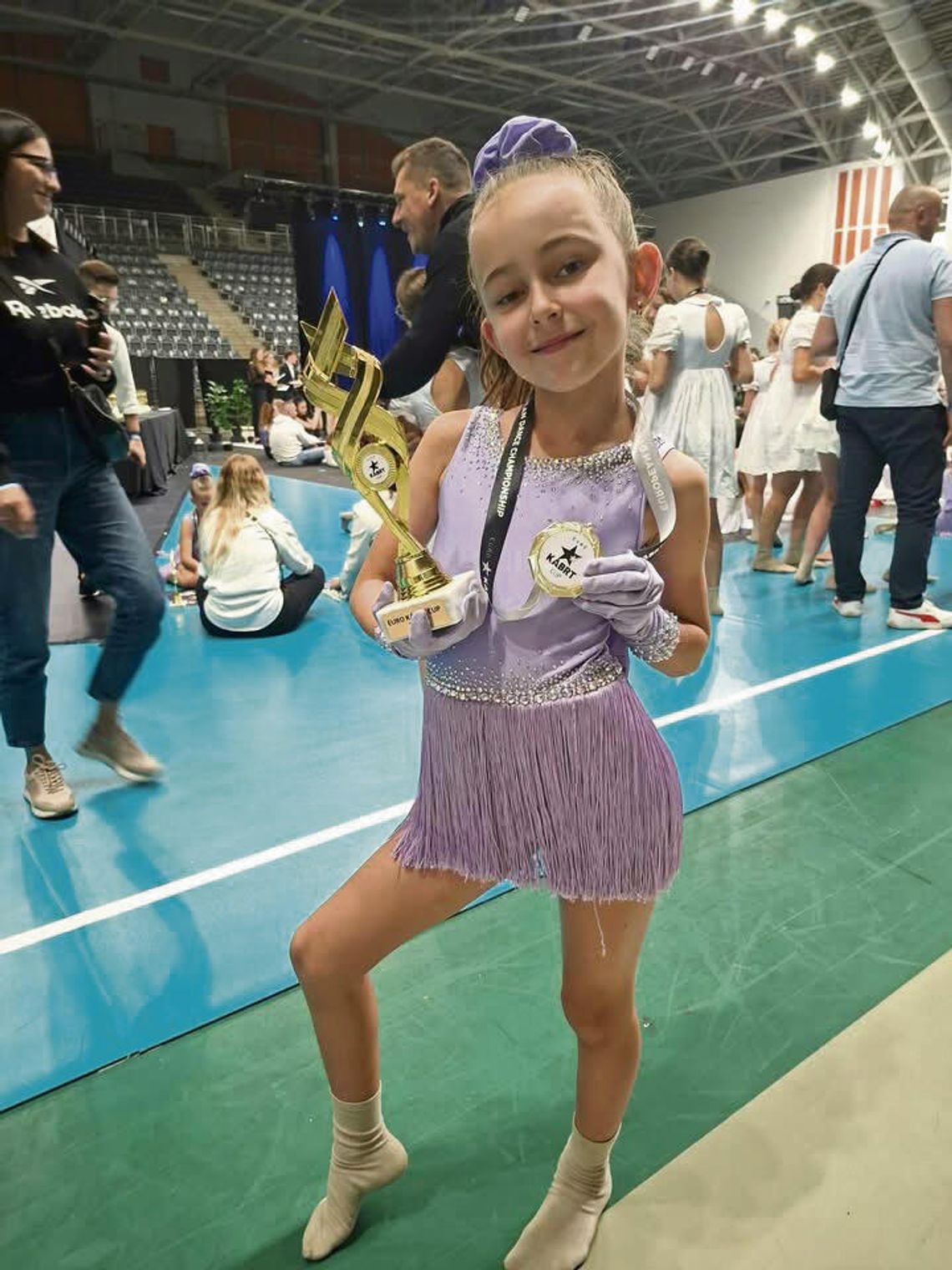 Wiktoria Simonides ze Strzeleczek, tancerka zespołu Rising Stars i mistrzyni Europy po zawodach KBRT Cup, laureatka Nagrody Burmistrza Strzeleczek.