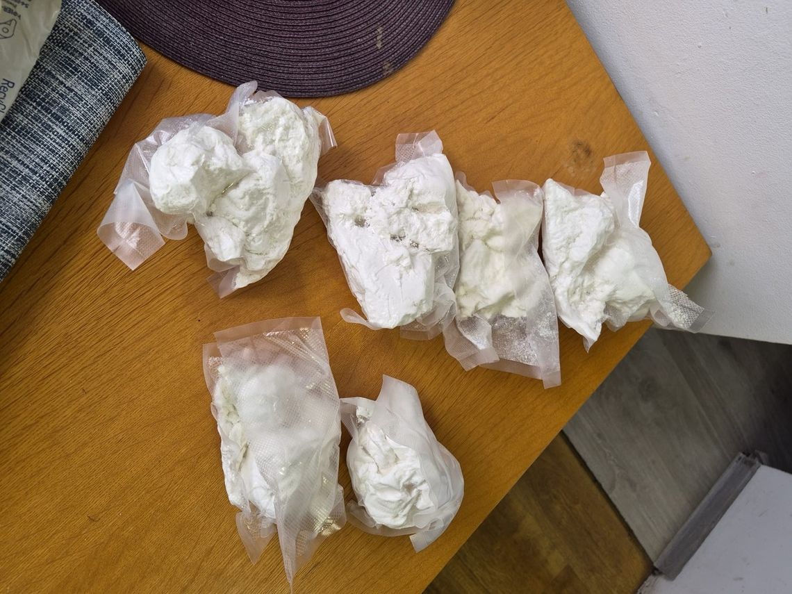 Wjechał w nieoznakowany radiowóz. Policjanci odkryli ponad 2 kg amfetaminy Wjechał w nieoznakowany radiowóz. Policjanci znaleźli ponad 2 kg amfetaminy Opole: kolizja z radiowozem doprowadziła do odkrycia narkotyków Miał zakaz prowadzenia i ponad 2 kg amfetaminy. 43-latek aresztowany