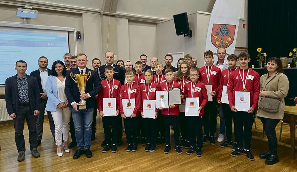 Władze gminy uhonorowały  Młodzieżową Drużynę Pożarniczą