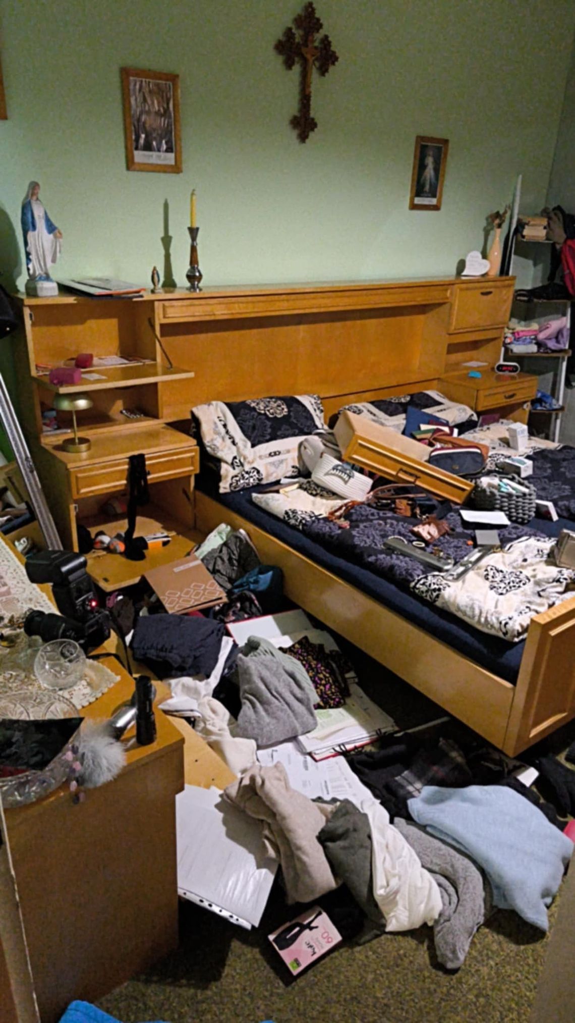 Włamanie do domu w Otmęcie – zniszczone drzwi i ślady plądrowania po kradzieży