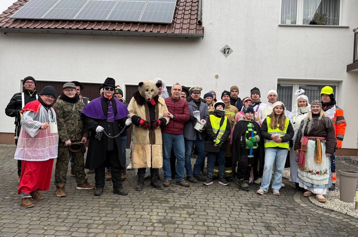 Tradycyjne wodzenie niedźwiedzia w Rogowie Opolskim – korowód OSP