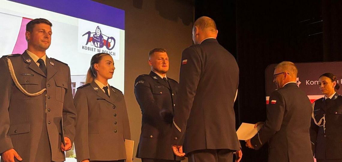 Wojewódzkie Obchody Święta Policji już 14 lipca w Krapkowicach. Komenda otrzyma sztandar Uroczystości Święta Policji z udziałem funkcjonariuszy i pocztu sztandarowego na placu w Krapkowicach.